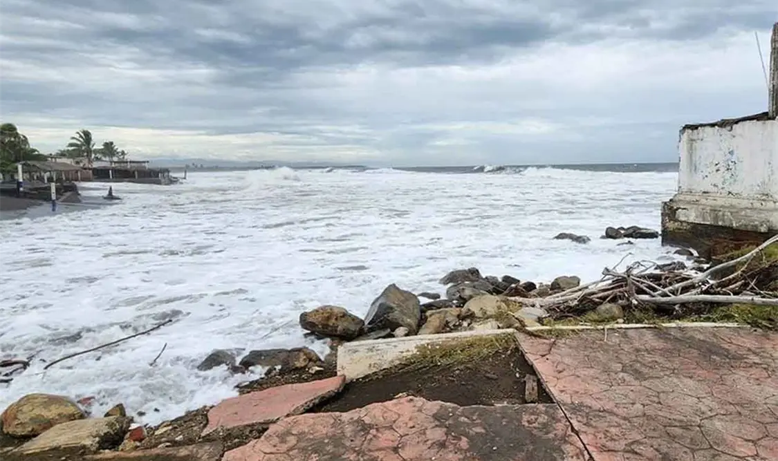 Por huracán Kay, cierran puerto de Manzanillo