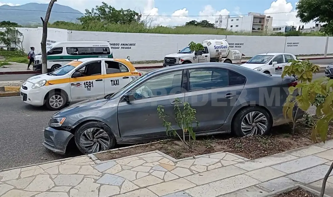 Estrella su Jetta en el camellón; un lesionado