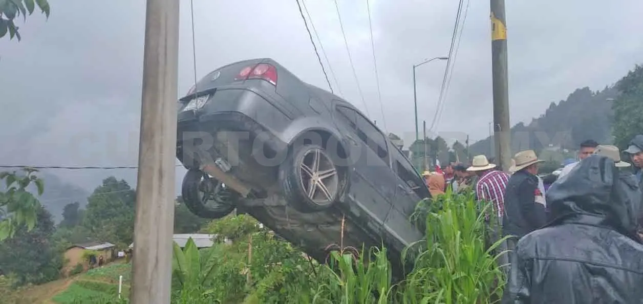Queda suspendido su carro en cables de CFE
