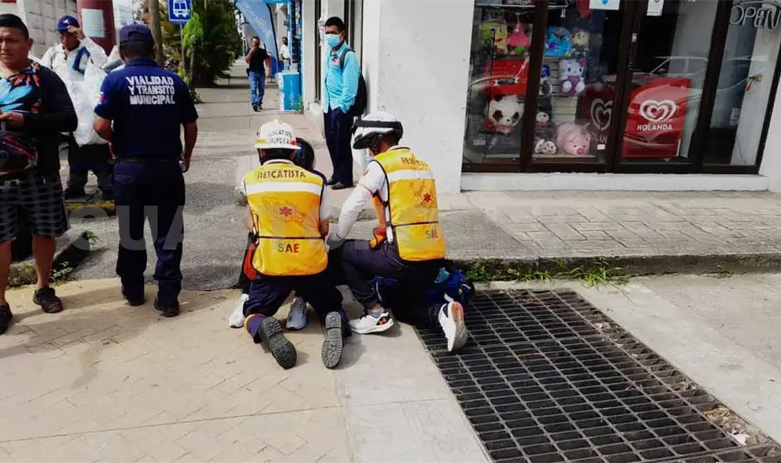 Motociclista se estrella en camioneta