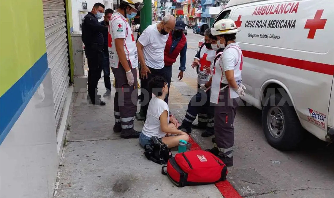 Motorista embiste a pareja y termina hospitalizada