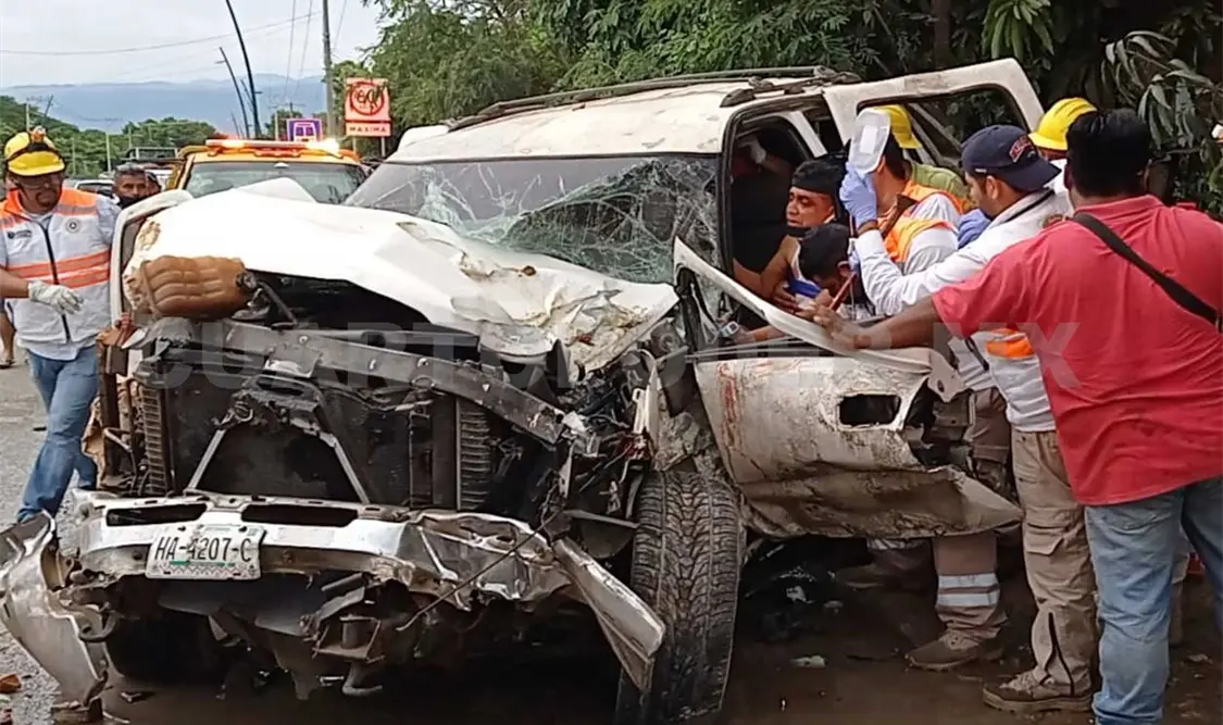 Conductor queda prensado al sufrir accidente