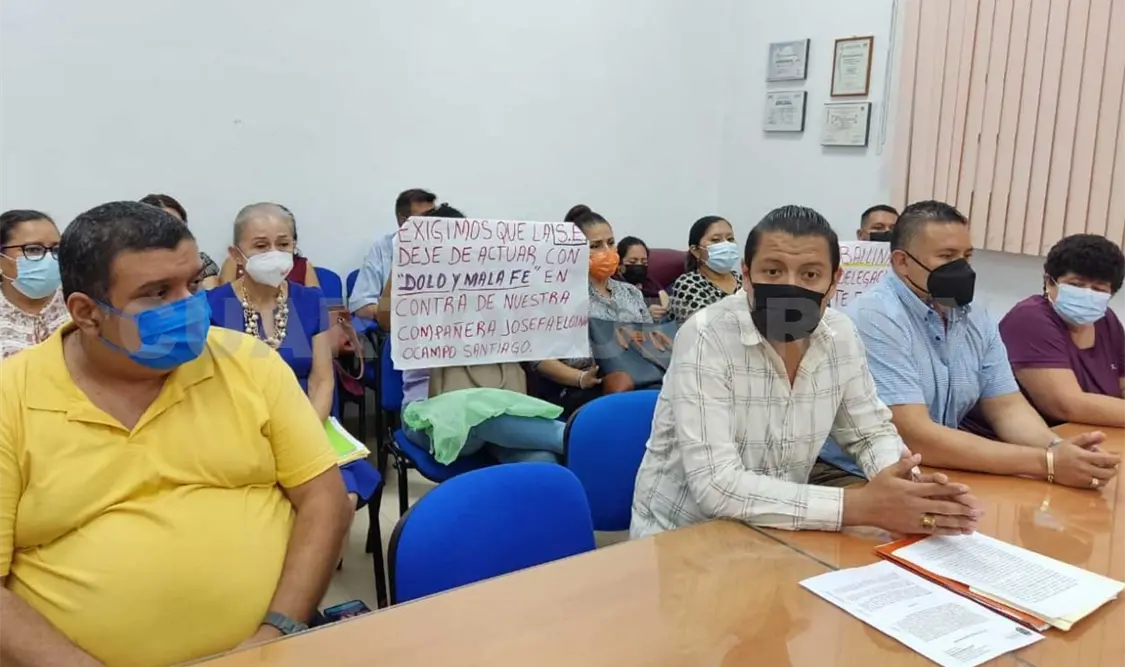 La plantilla de docentes de esta escuela secundaria pide la inmediata restitución de la directora del turno vespertino. CP