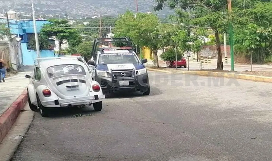 Vocho acaba sobre la acera