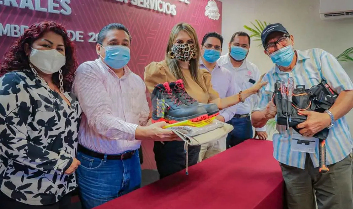 Otorgan equipo a personal de Servicios Generales
