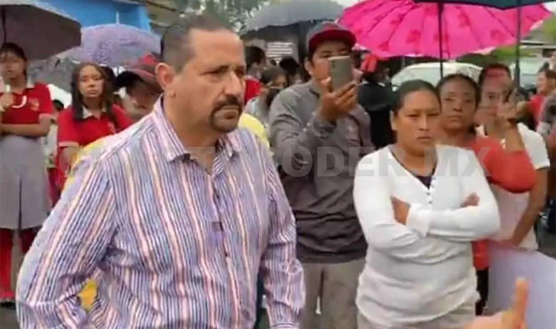 Cierran carretera y escuela en demanda de maestro