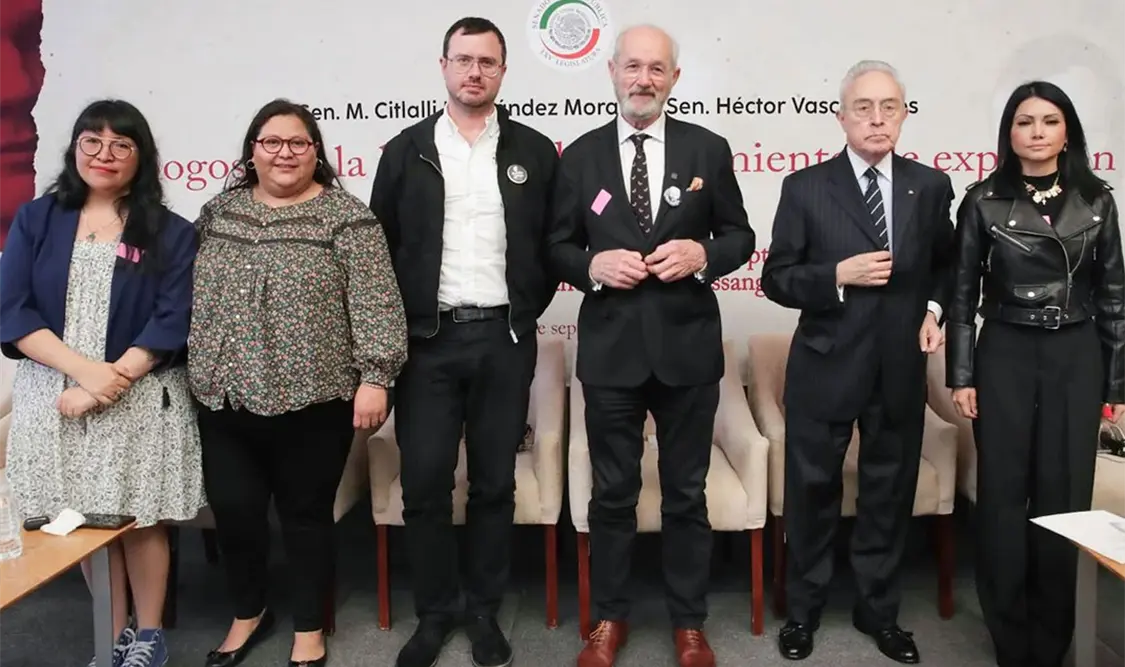 Familiares de Julian Assange se reúnen con senadores