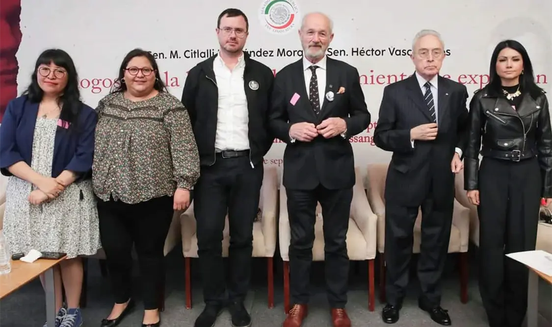 Senadores de Morena se reunieron con familiares del periodista Julian Assange, con quienes analizaron la situación del mismo. Cortesía