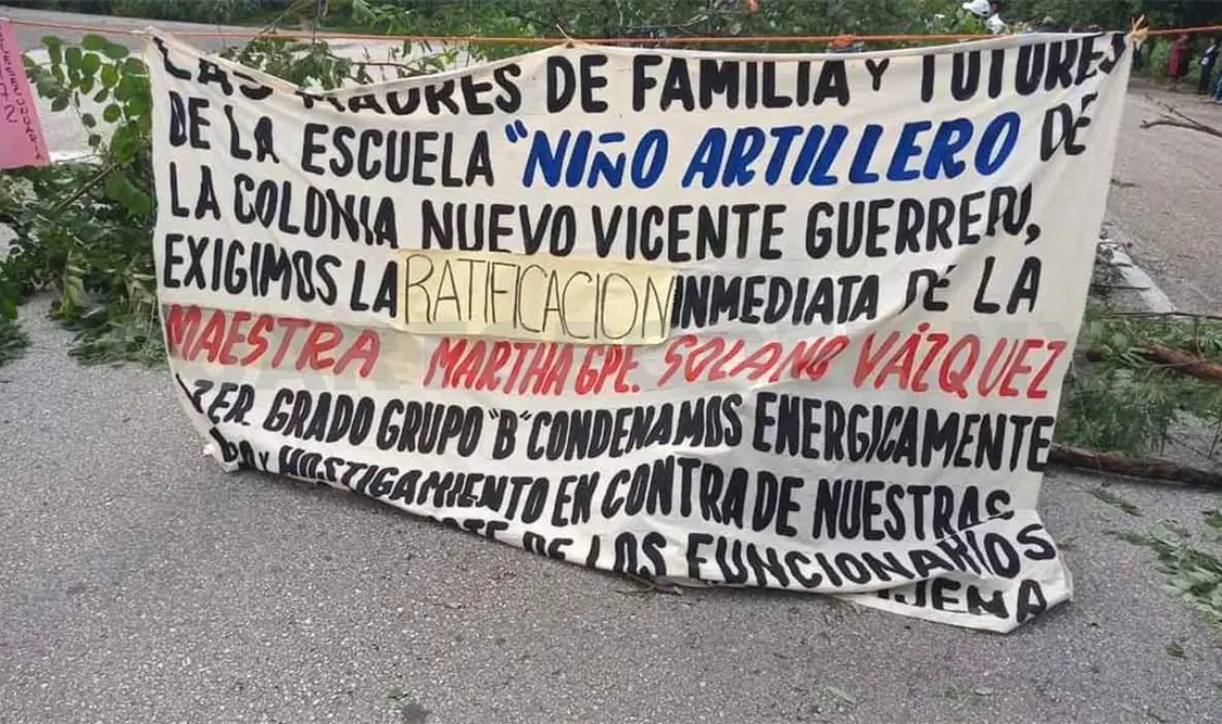 Continúa bloqueo en carretera por conflicto escolar