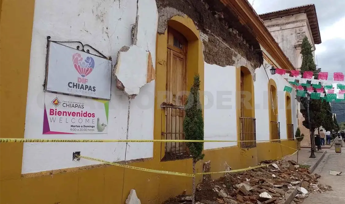 Lluvias dañan fachada de edificio colonial