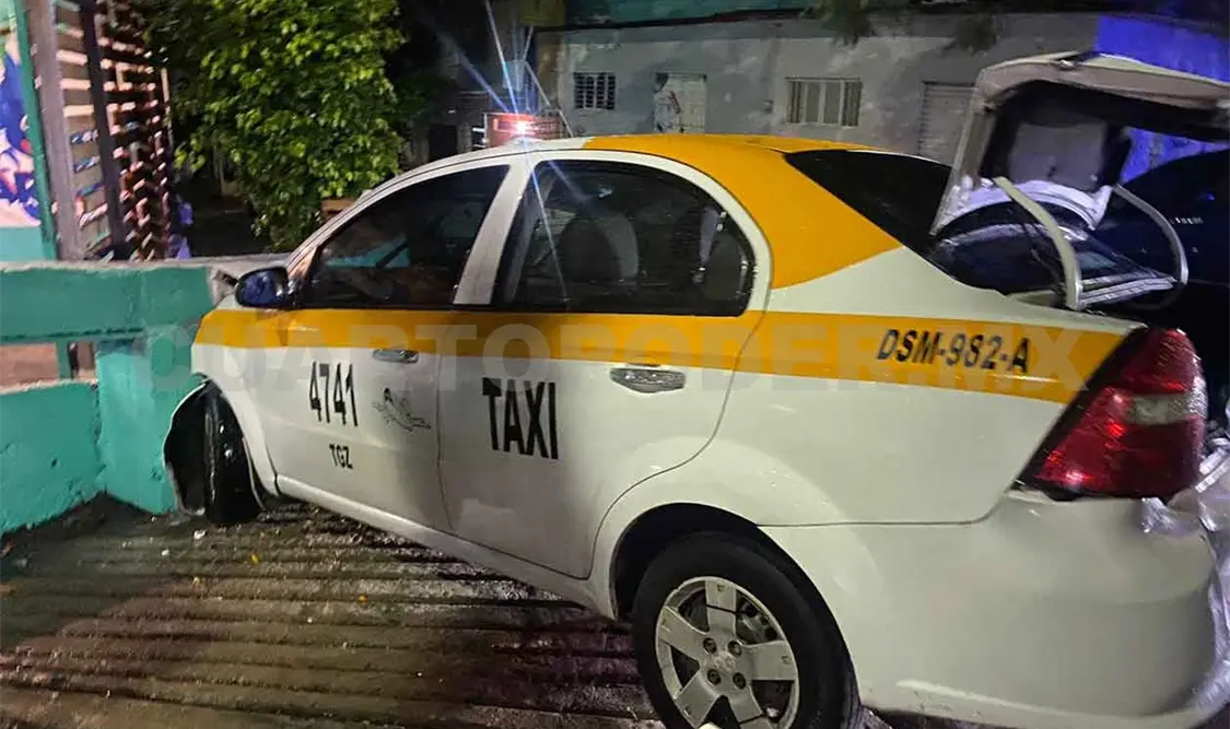 Chocan dos taxis sobre la calzada al Sumidero