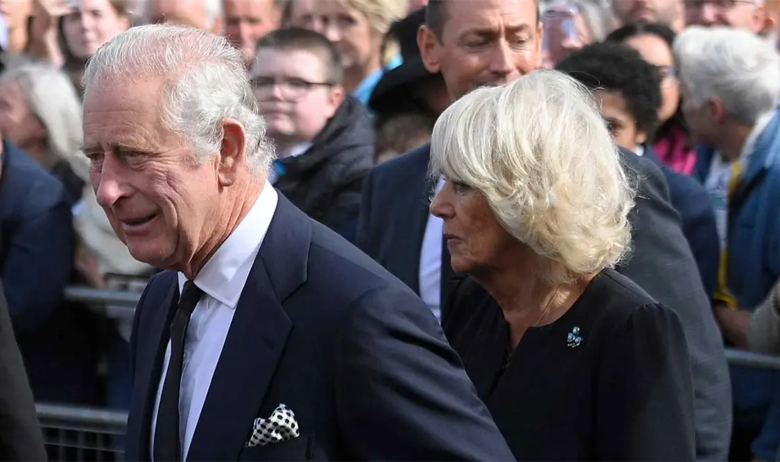 Rey Carlos III despide a 100 empleados