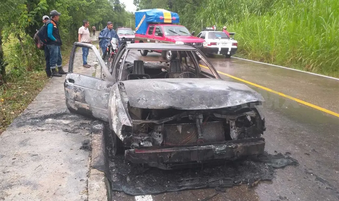 Se incendia vehículo y queda reducido a cenizas