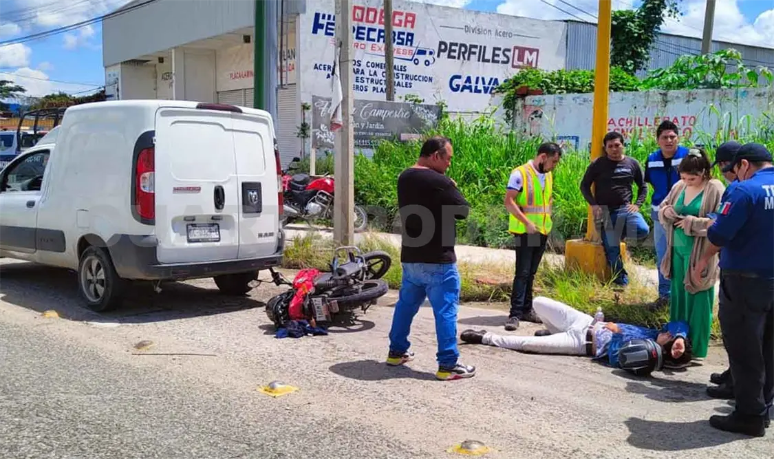 Se estrella motociclista en RAM en un bulevar