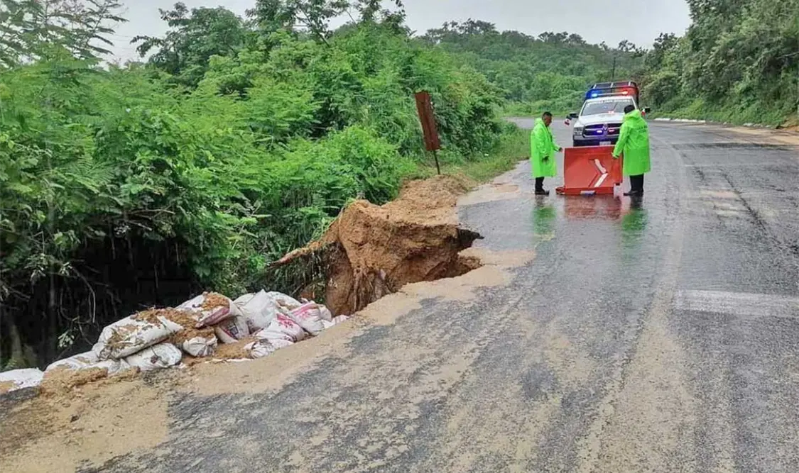 En Oaxaca, la tormenta tropical Lester ha dejado a su paso deslaves, desprendimientos de rocas y cierre de caminos. Cortesía