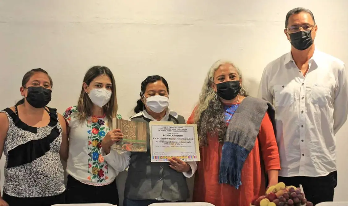 Con siete hijos y 10 nietos, Eduviges Hernández presume su primer libro de recetas. Cortesía