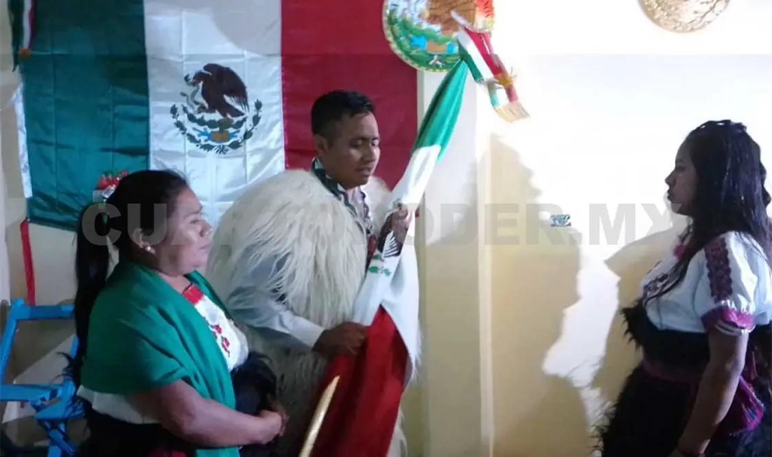 La autoridad tocó la campana desde el palco de la presidencia recién construida para gritar ¡Viva México! Manuel Martínez / CP