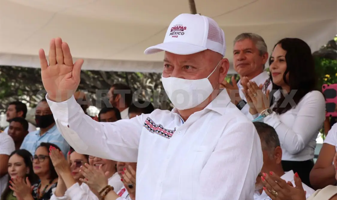 Reconocen a trabajadores del sector salud en desfile