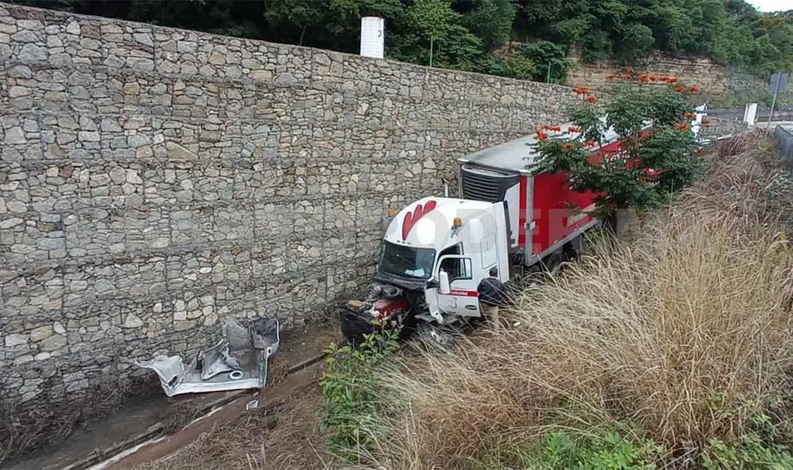 Por falla mecánica, un tráiler cae en despeñadero