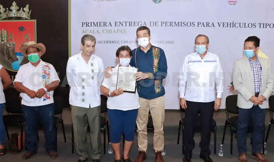 Gobernador entrega permisos de mototaxi