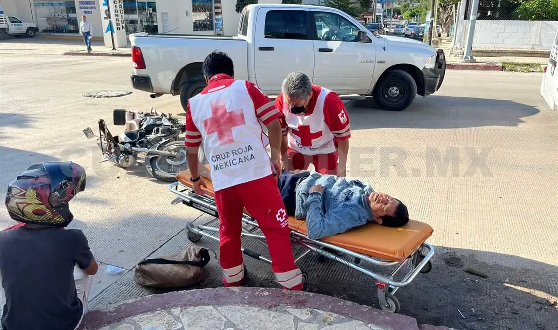 Se impactan contra lujoso vehículo y salen lesionados