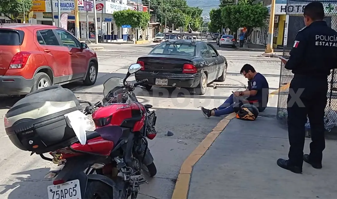 Se estrella motociclista contra un vehículo Neón