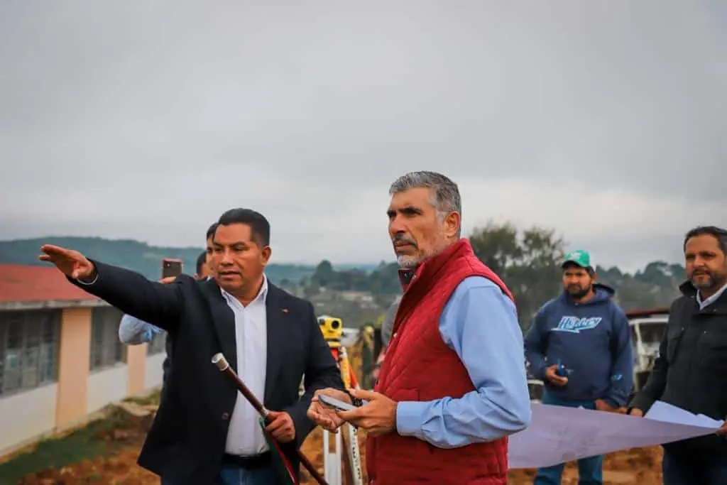 Supervisa Ángel Torres avance de trabajos de la Unidad Deportiva en Chanal