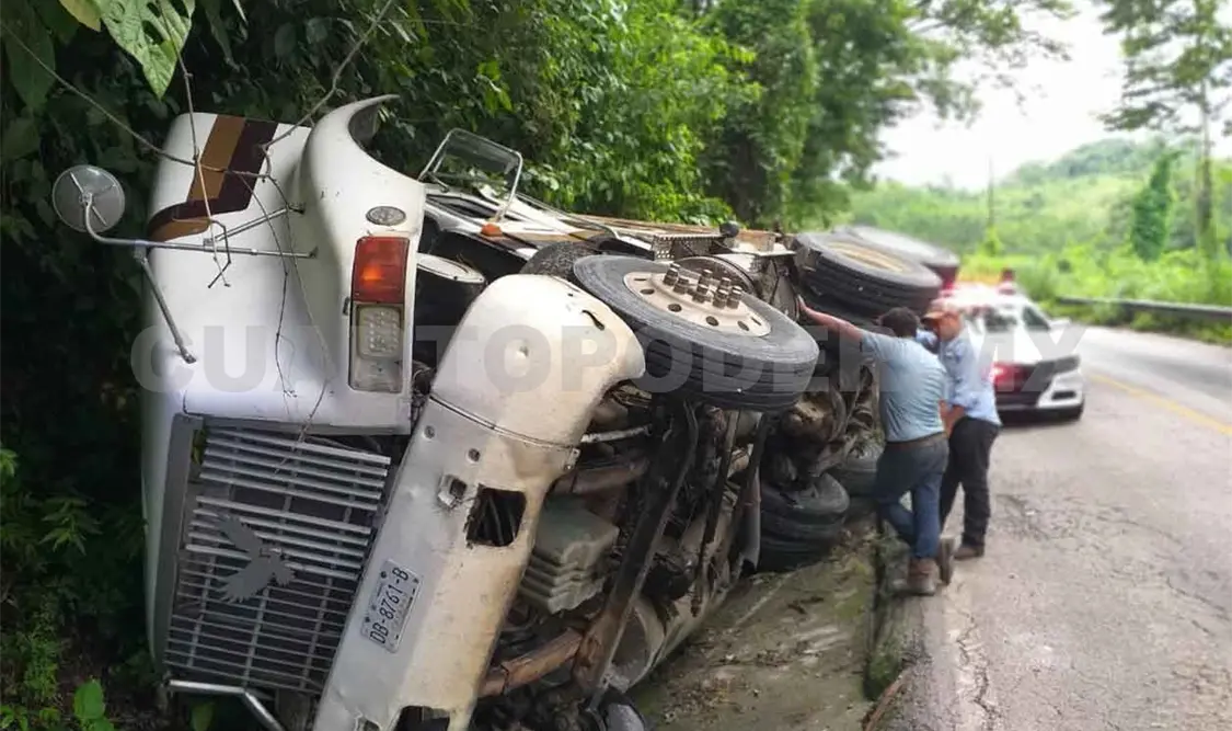 Camión queda volcado sobre la vía a Ocosingo