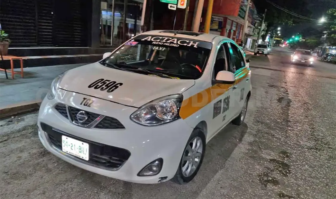 Taxista embiste a joven motociclista