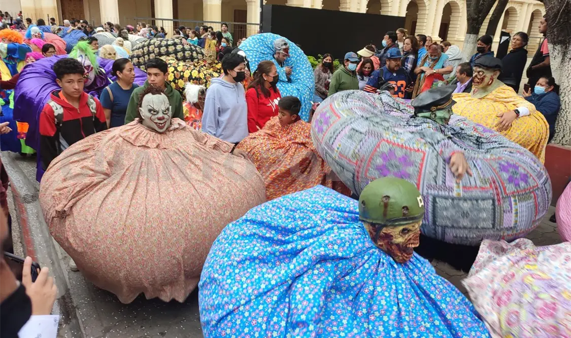 Con desfile de panzudos inicia fiesta de la virgen