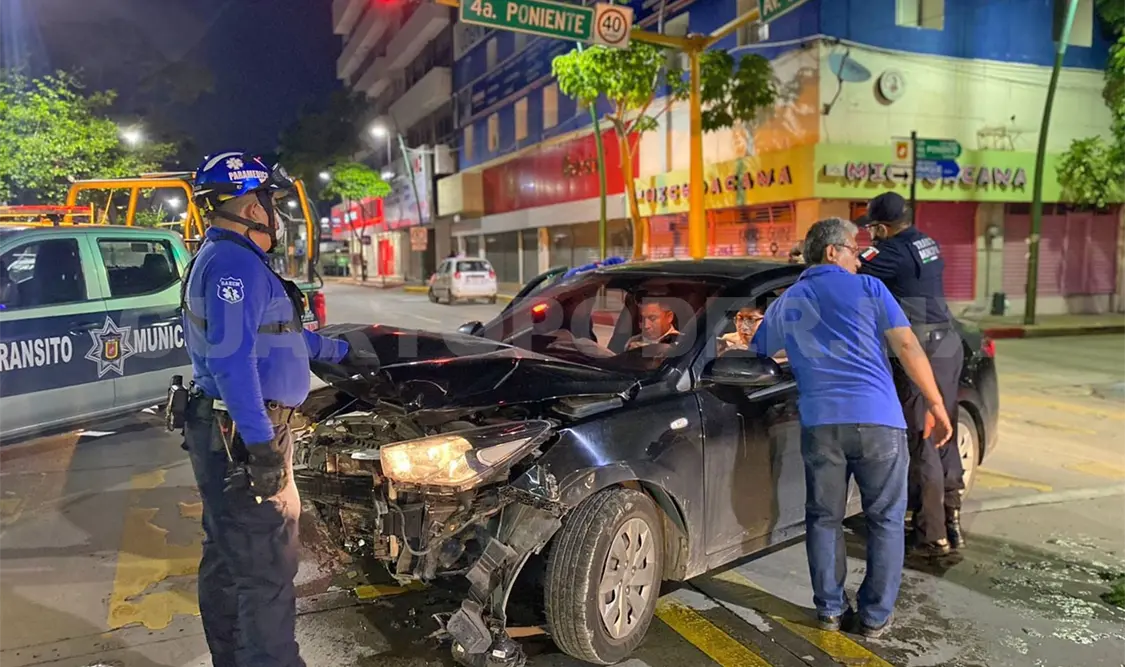 Conductor se pasa el alto y provoca encontronazo