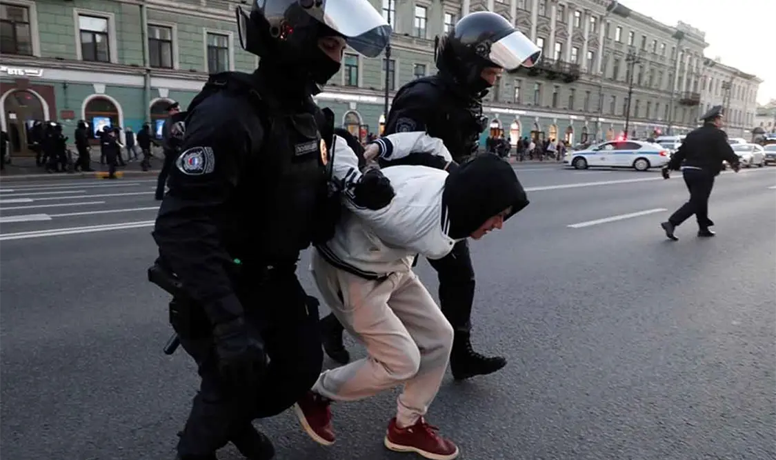 Tras fuga de jóvenes, Putin endurece Código Penal