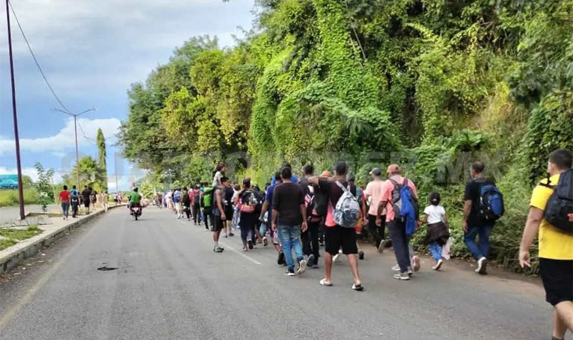 Continúa arribo y salida de migrantes