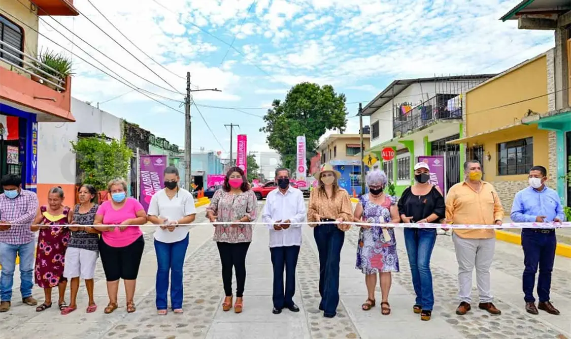 Inaugura Rosy Urbina obra de pavimentación