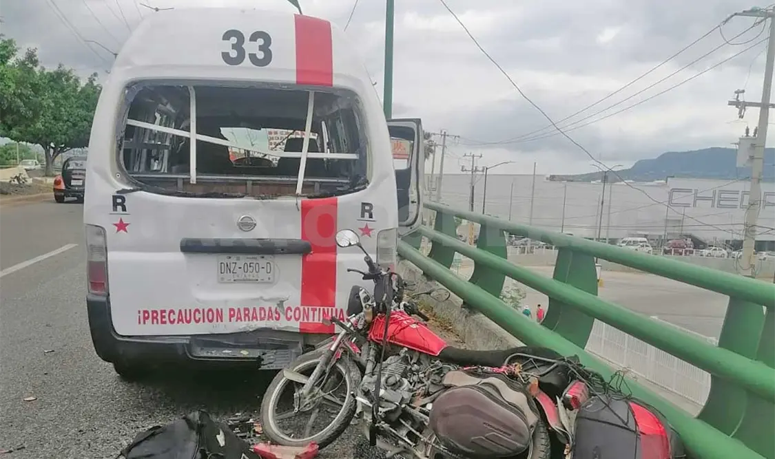 Se estrella motorista contra un colectivo