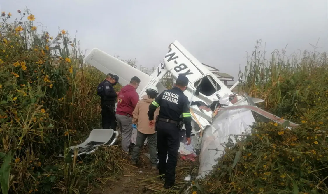 Desplome de avioneta deja tres muertos