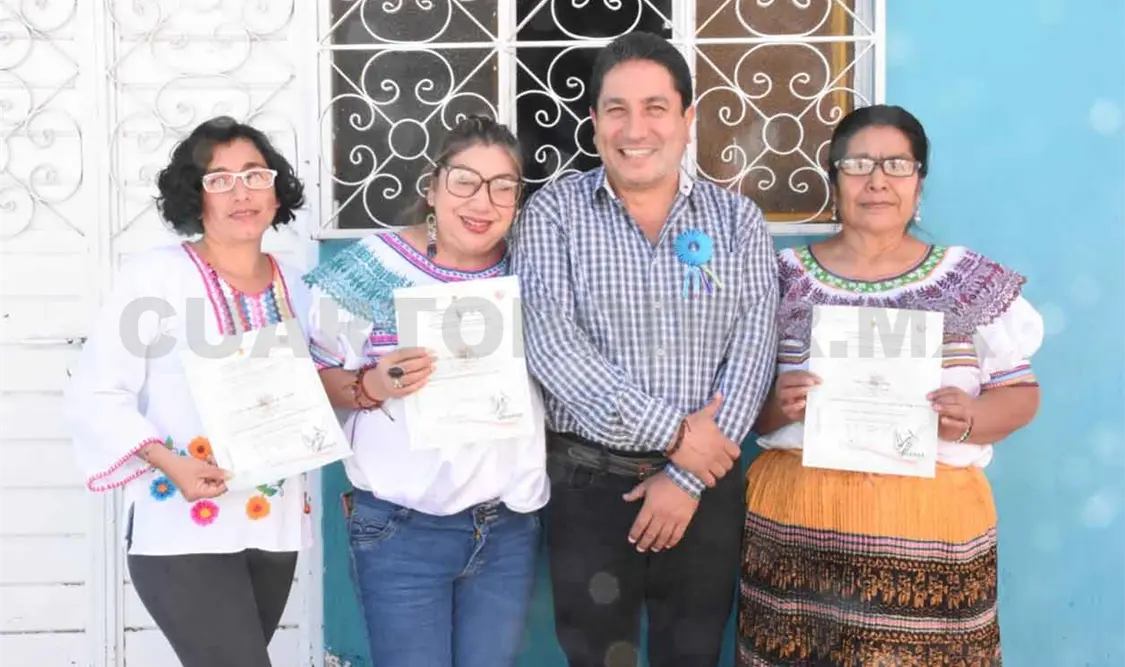 Entregan apoyos a artesanas de Comitán