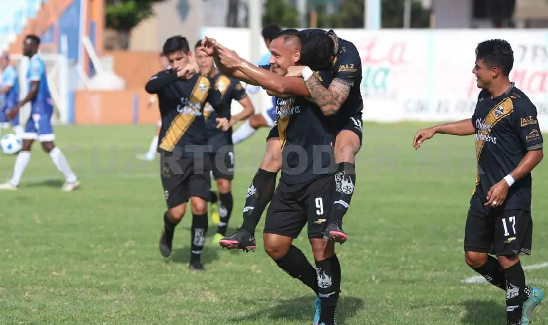 Colombiano Calderón explota con un triplete