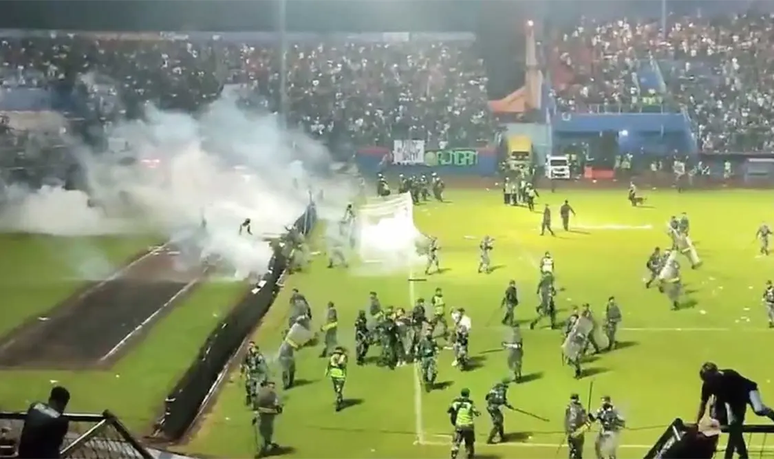 El pánico masivo entre los fanáticos por gas lacrimógeno, provocó que muchos cayeran al suelo. Cortesía