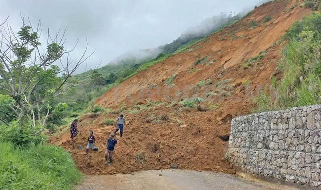 Un deslave provocado por las precipitaciones registradas en las últimas horas, ha dejado incomunicados a los dos municipios. CP