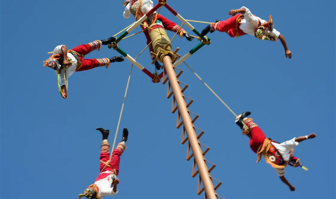 Moneyman ofreció disculpas ante miembros del Consejo para la Protección y Preservación de la Ceremonia Ritual de Voladores