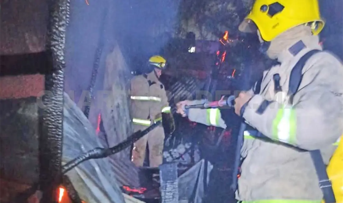 Los bomberos sofocaron las llamas y evitaron que se propagara a los sitios aledaños. Ulises López / CP
