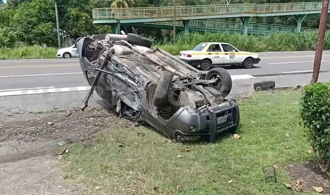 Invade carril y acaba volcando