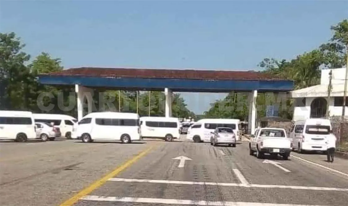 Combis bloquean entradas a Tonalá