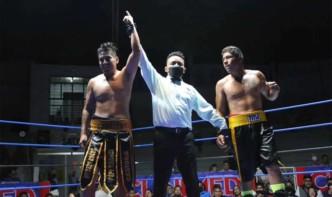 Eduardo “Cobrita” Estrada, del gimnasio de CCI, fue el campeón de la pelea ante Mauricio “Macash Velázquez, de la Antigua Escuela de Boxeo MC. Carlos López/CP