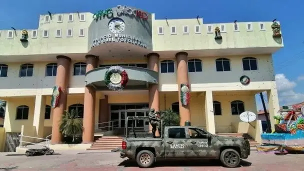 La fachada del Ayuntamiento presentaba varios impactos de proyectil de arma de fuego. Cortesía