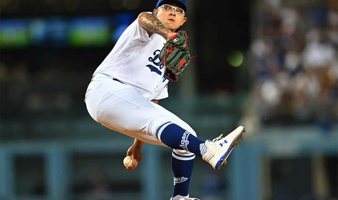 Julio Urías hace historia en Grandes Ligas