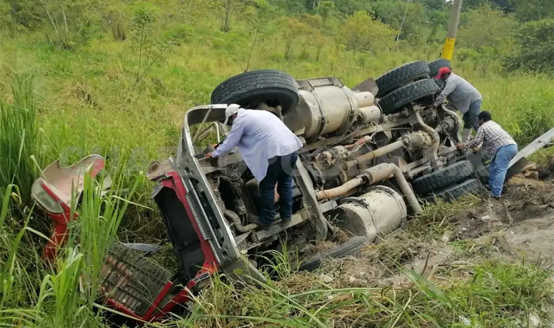 Evita tragedia y decide salirse de la carretera