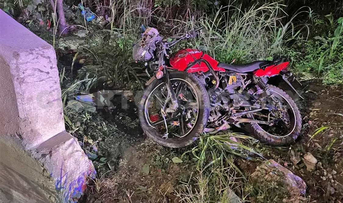 Se estrella motociclista en barra de contención