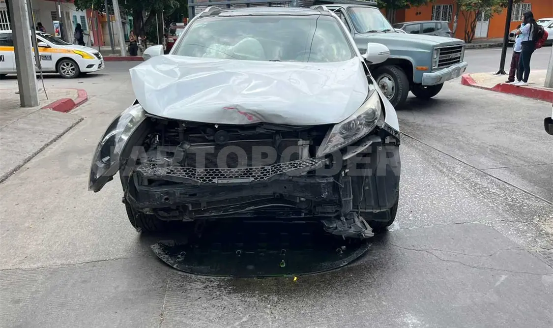 Chocan camioneta y un sedán en cruce de calles